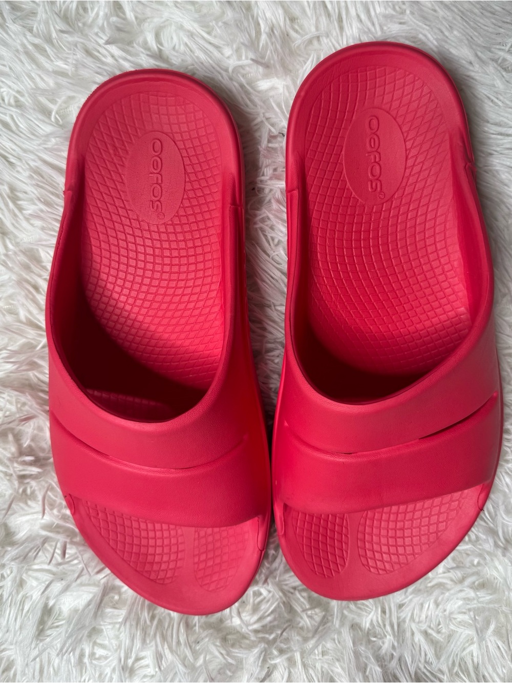 OOFOS Women's Bright Red Slip-On Recovery Sandals - Picture 2 of 3